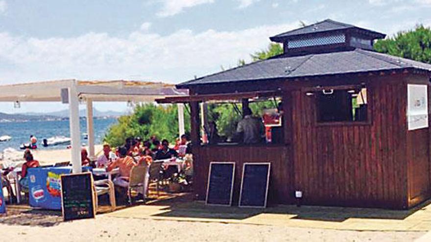 Uno de los quioscos playeros instalados este año en la playa de Llenaire, en Pollença.