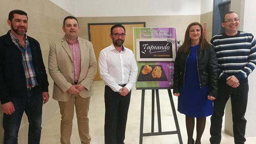 Autoridades y empresarios, durante la presentación.