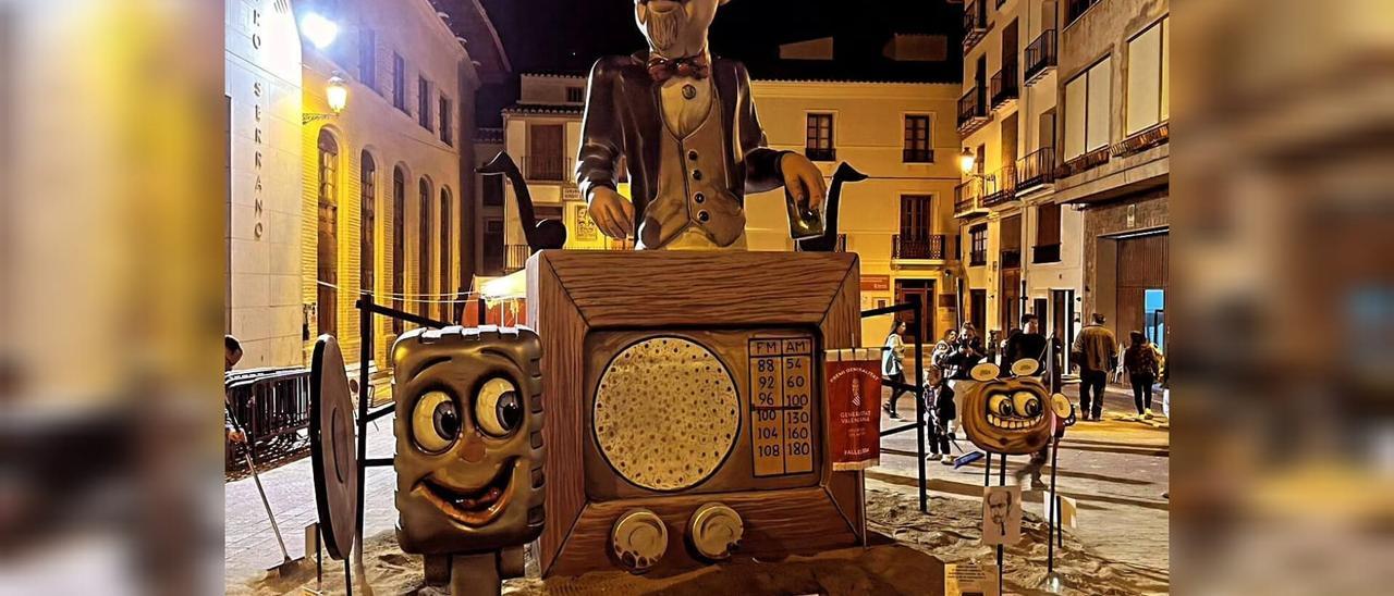 Fallas en abril en Castellón: Un pueblo rinde homenaje con su monumento al verdadero inventor de la radio
