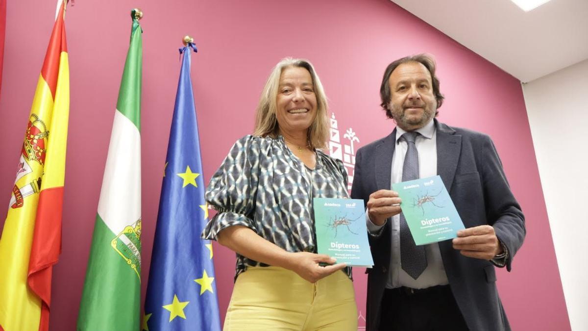 Isabel Albás y Daniel García Ibarrola presentan la campaña para prevenir plagas de mosquitos.