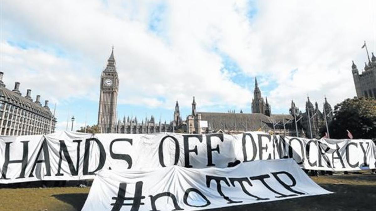 UN MILLÓN DE FIRMAS. Protesta contra el TTIP en Londres, en octubre. Ha habido manifestaciones en toda Europa y se han presentado un millón de firmas contra el tratado y su secretismo en Bruselas.