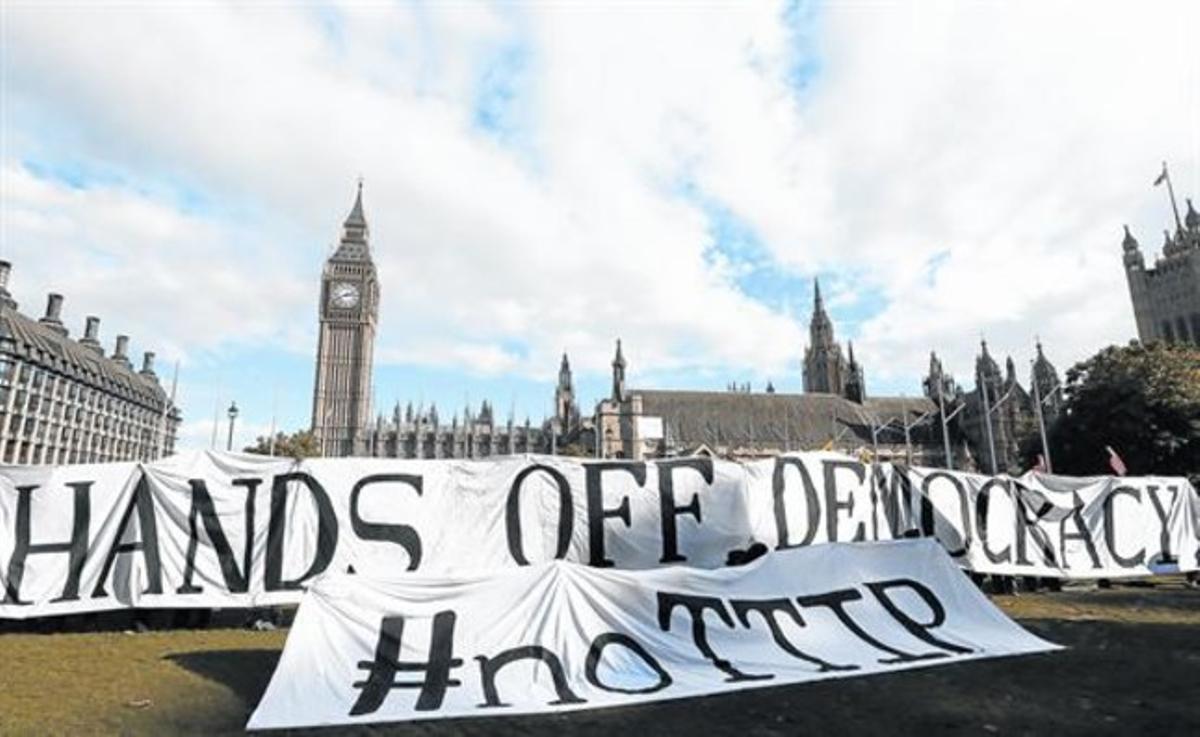 UN MILIÓ DE FIRMES.Protesta contra el TTIP a Londres, a l’octubre. Hi ha hagut manifestacions a tot Europa i s’han presentat un milió de signatures contra el tractat i elseu secretisme a Brussel·les. UN MILIÓ DE FIRMES.Protesta contra el TTIP a Londres, a l’octubre. Hi ha hagut manifestacions a tot Europa i s’han presentat un milió de signatures contra el tractat i elseu secretisme a Brussel·les.