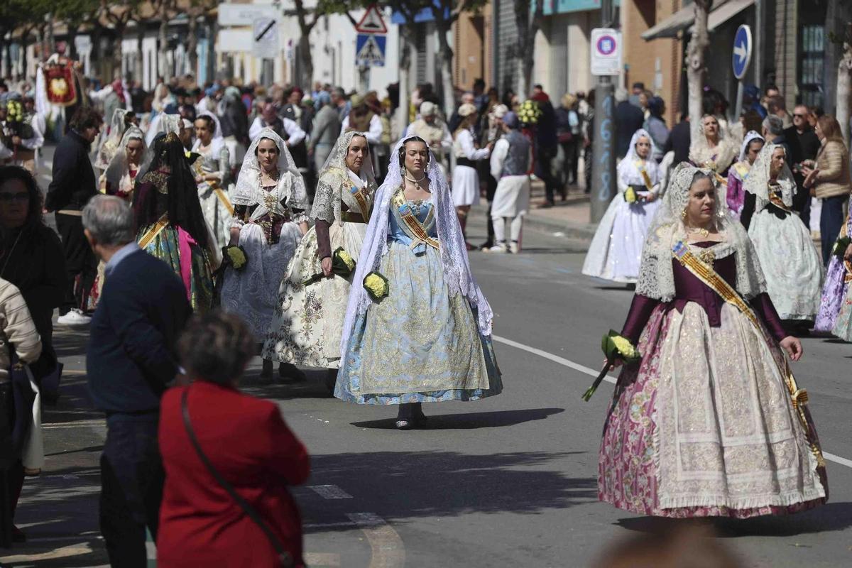 Un instante de la ofrenda en el Port de Sagunt.