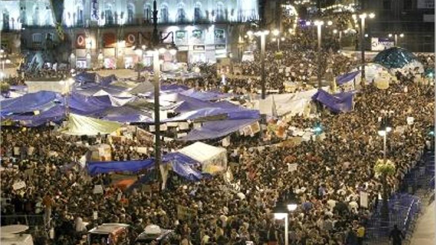 Espectacular imatge de la Puerta del Sol de Madrid completament plena de manifestants.