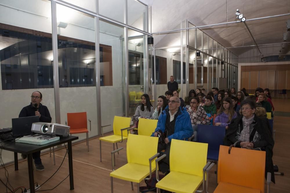 Entrega del cheque de la recaudación de la carrera solidaria a la Asociación Galbán