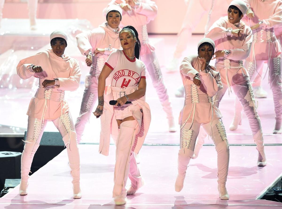 Rihanna en los MTV VMA’s 2016: look 'sporty' blanco