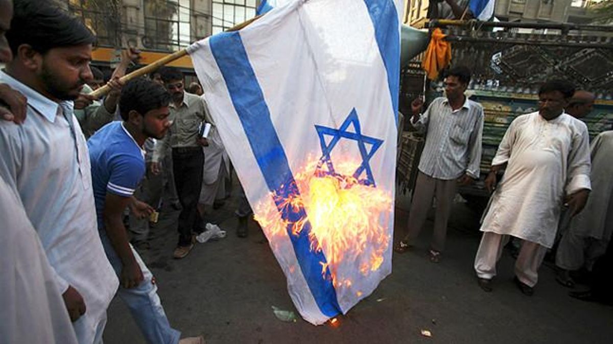 Integrants d’un partit religiós pakistanès cremen una bandera jueva a Karachi.
