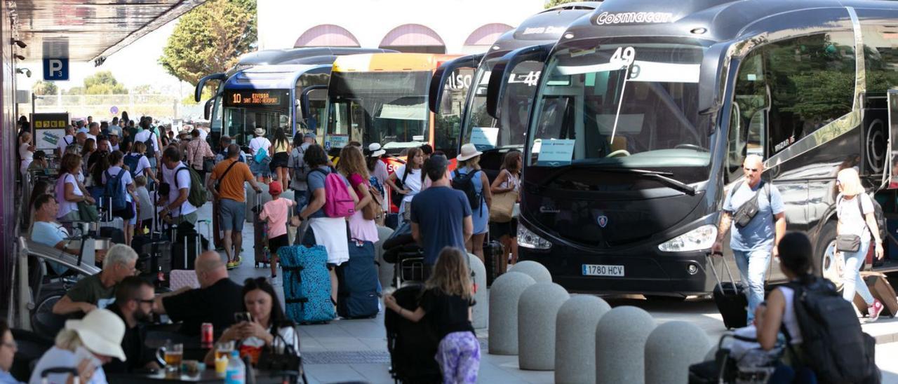 Autobuses de turistas aparcados en el aeropuerto.