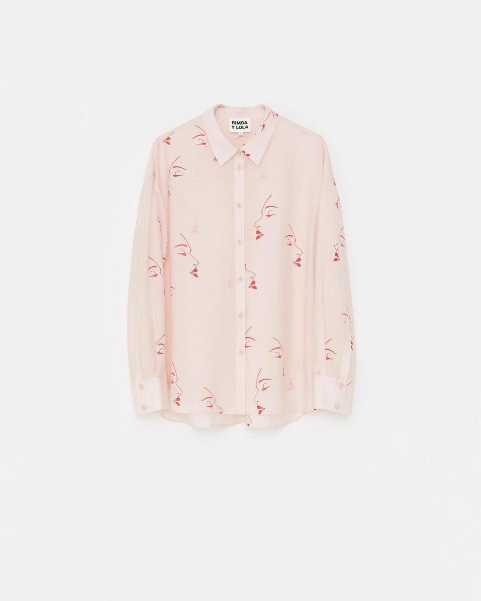 Camisa de corte recto y estampado con ilustraciones minimalistas de Bimba y Lola que ha llevado Eugenia Osborne