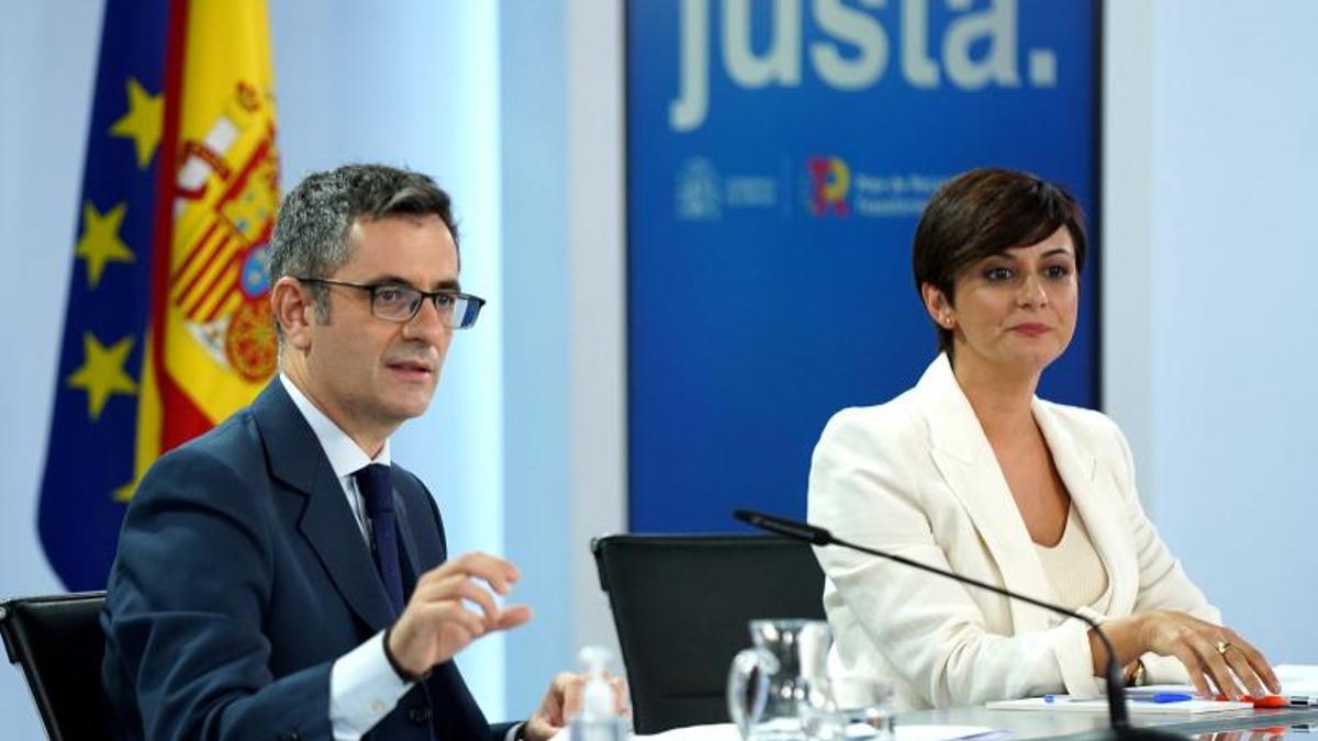 El titular de la Presidencia, Félix Bolaños, y la portavoz del Gobierno, Isabel Rodríguez, durante la rueda de prensa posterior al Consejo de Ministros de este 5 de octubre de 2021.