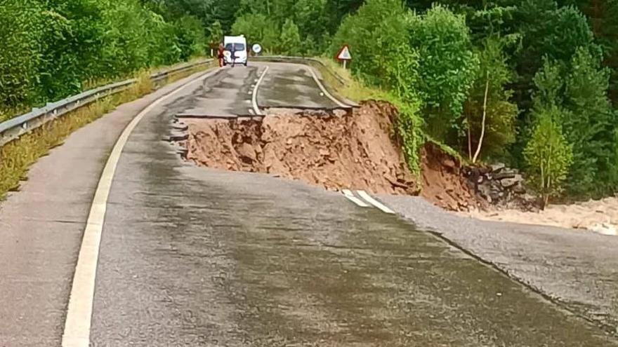 La carretera A-138 entre Bielsa y Parzán se encuentra cortada en el kilómetro 82 tras venirse abajo un carril por la fuerza del agua y en el 86 tras aparecer varias grietas en el firme.