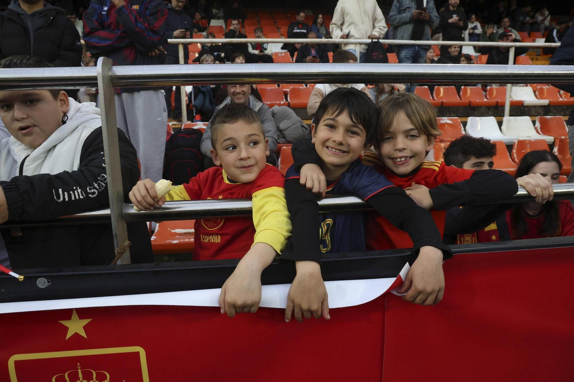 Miles de aficionados arropan a la selección española en Mestalla