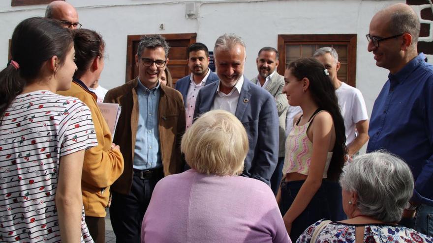 El ministro Félix Bolaños y el presidente Ángel Víctor Torres, ayer en La Palma. | | E.D.