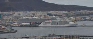 Un crucero de Hapag Lloyd y otro de TUI, atracados en el Puerto de Las Palmas. /  JOSÉ CARLOS GUERRA