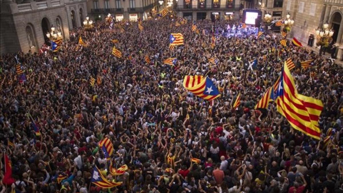 Concentración independentista en la plaza de Sant Jaume tras la declaración de independencia