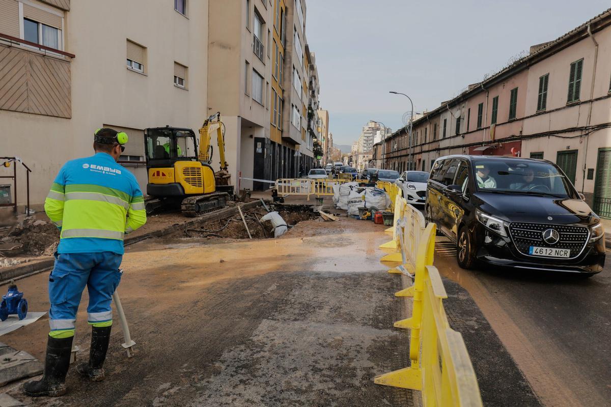 Cortan el tráfico desde la rotonda de Can Blau a la calle Manacor por la avería de una tubería
