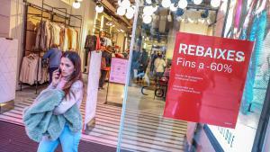 Un comercio anuncia en su escaparate sus rebajas, en marcha desde el 25 de diciembre,