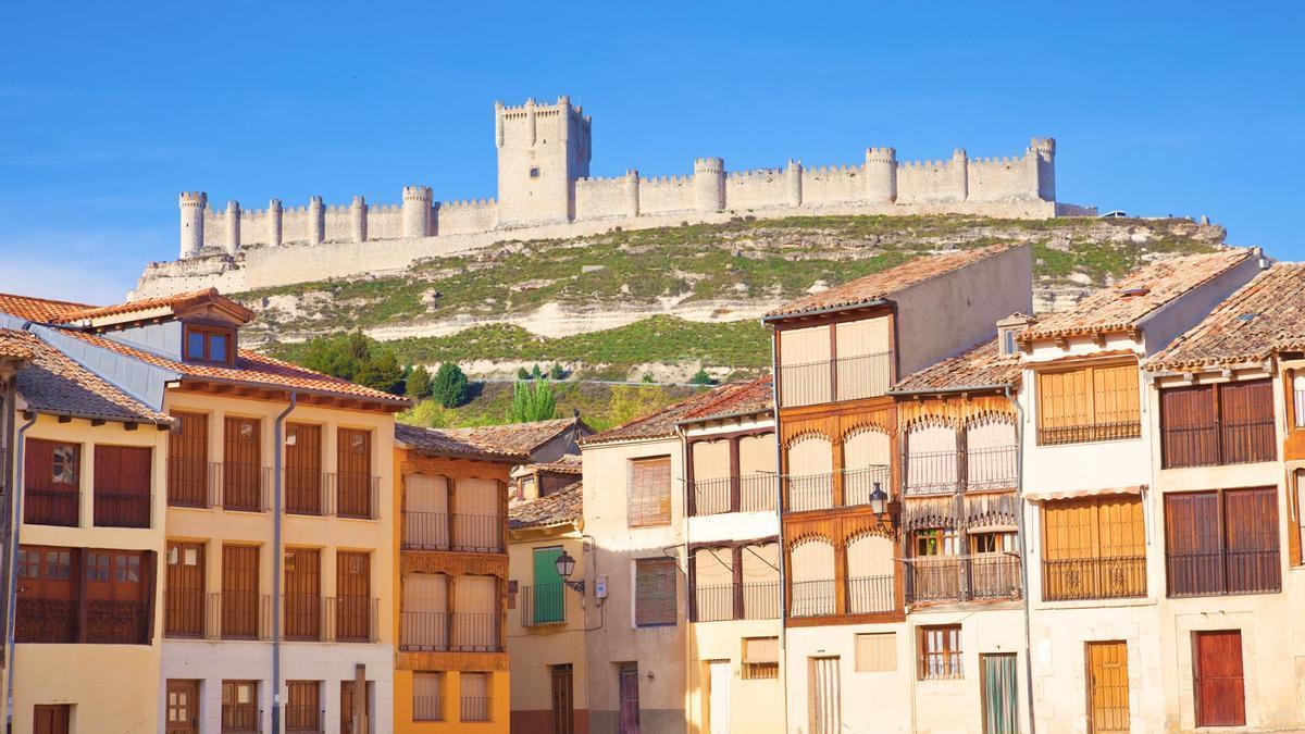 El castillo se eleva sobre la montaña del pueblo.