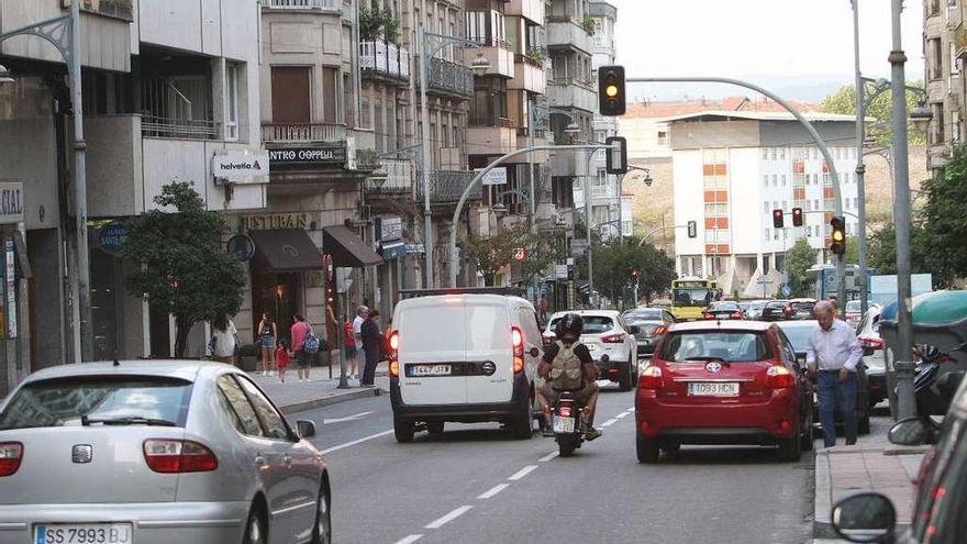 Una de las calles céntricas de la ciudad afectadas por las habituales doble filas de vehículos. // Iñaki Osorio