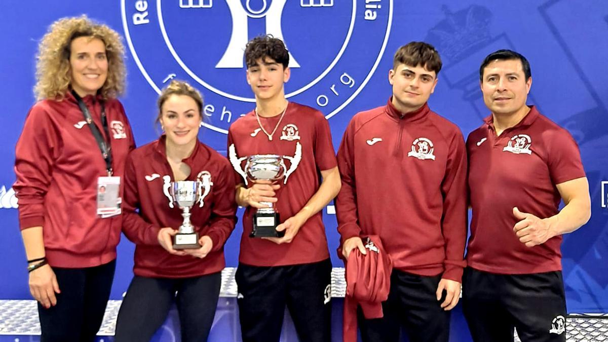 Los medallistas junto a Iker Vila y sus entrenadores, Mónica Carrió y Héctor Lapo.