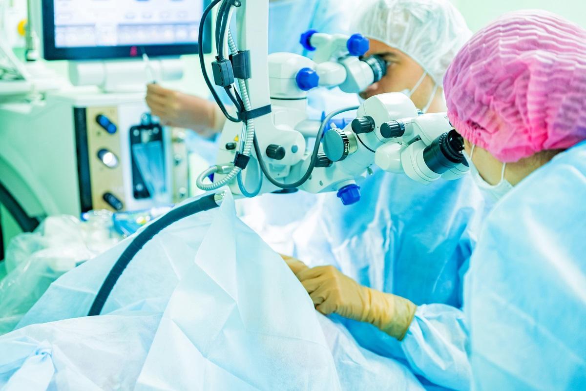 Se puede realizar la cirugía con la técnica clásica (abierta) y también de forma mínimamente invasiva, con pequeñas incisiones (es decir, con laparoscopia o endoscopia).