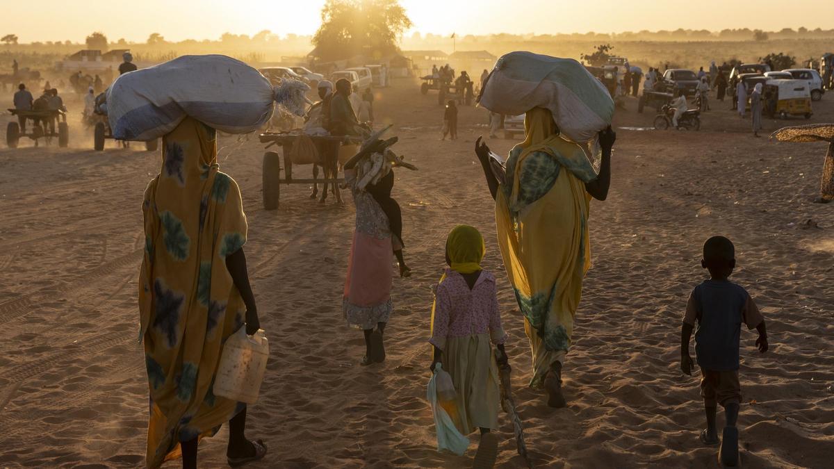 Refugiados sudaneses llegan a la frontera con el Chad huyendo de la violencia