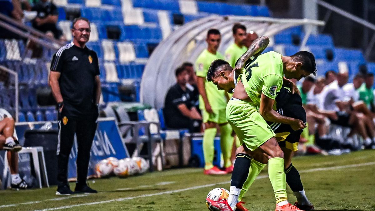 JIM observa en la banda una pugna por un balón de Narváez.