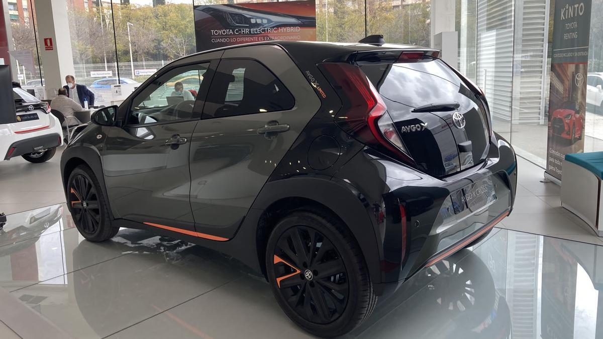 El Aygo X Cross muestra una imagen inequívocamente &quot;off road&quot;.