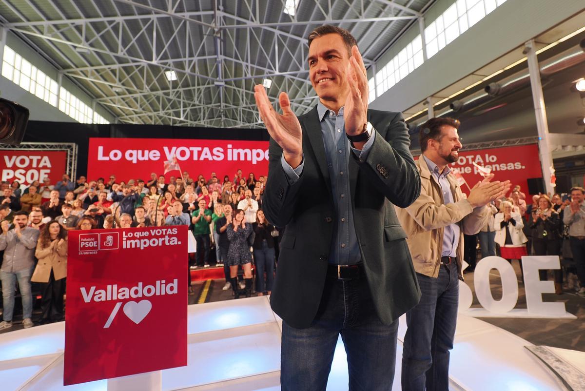 El presidente del Gobierno, Pedro Sánchez, y el secretario general del PSOE de Castilla y León, Luis Tudanca, durante un acto de campaña en las últimas elecciones municipales y autonómicas.