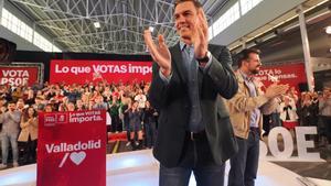 El presidente del Gobierno, Pedro Sánchez, y el secretario general del PSOE de Castilla y León, Luis Tudanca, durante un acto de campaña en las últimas elecciones municipales y autonómicas.
