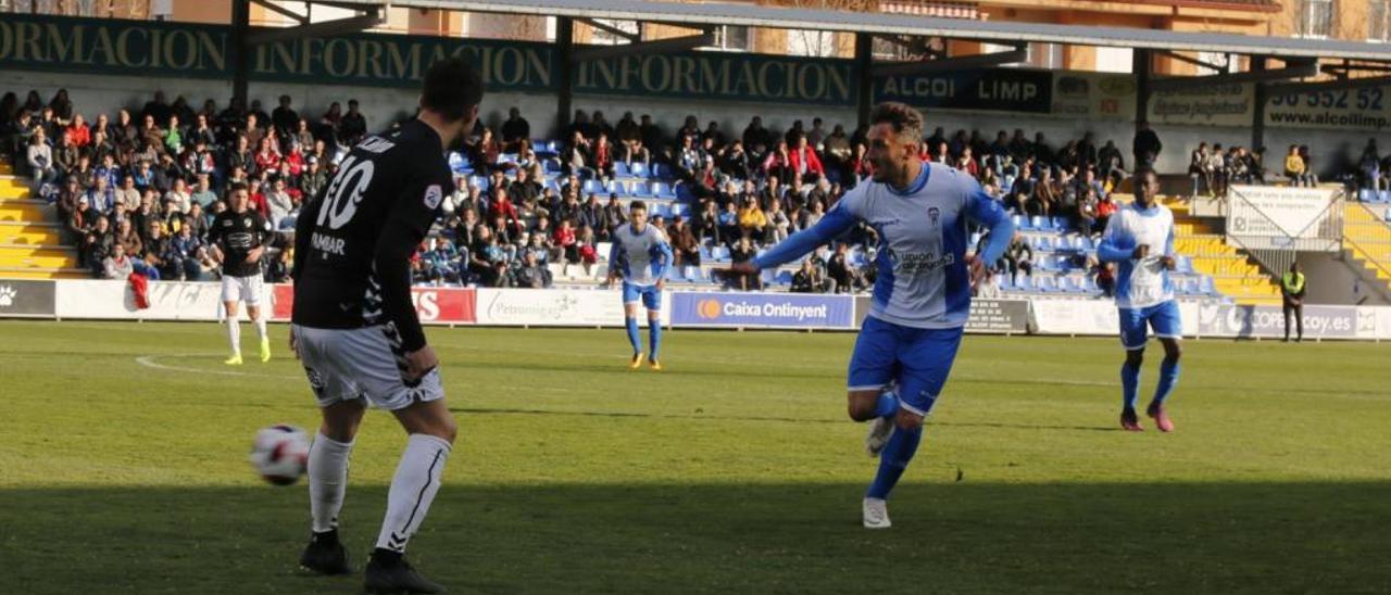 La afición del Alcoyano estalla