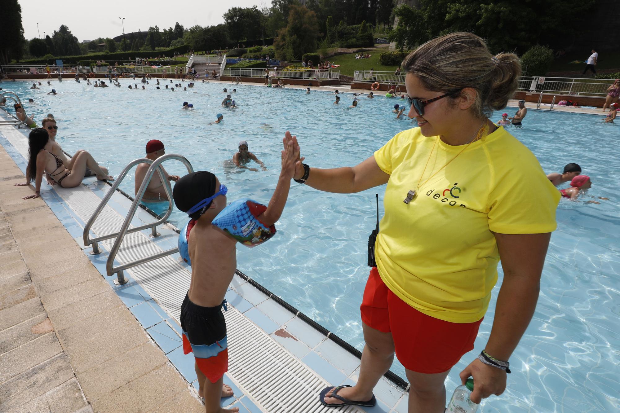 Oviedo se lanza a la piscina para darse el baño más oportuno del lustro