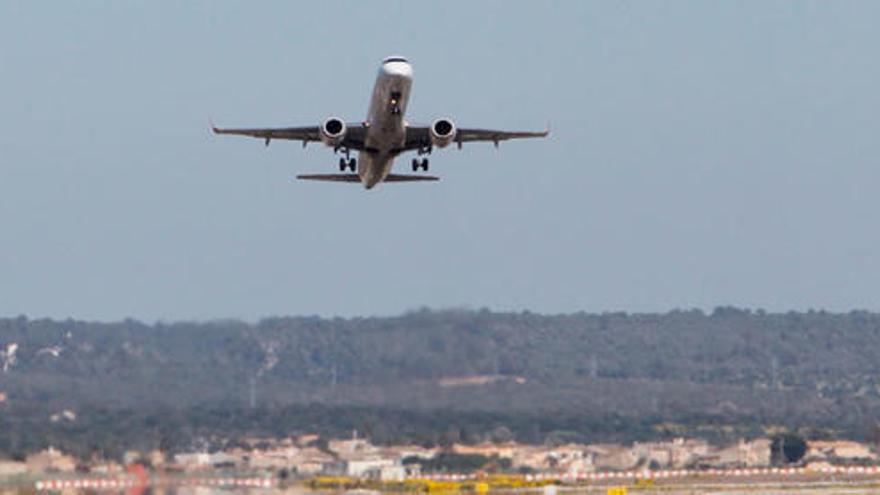 Una pasajera británica de 58 años muere dentro de un avión en Mallorca