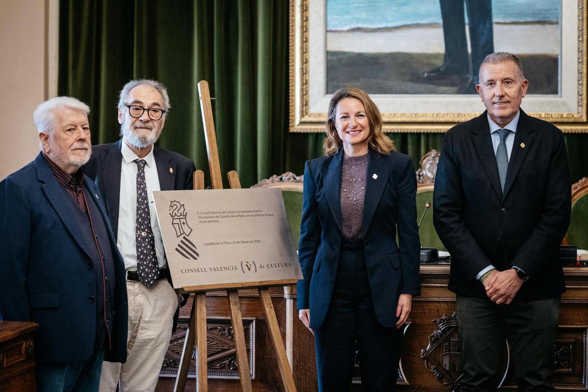 Carrasco y Lozano, con la placa conmemorativa en el salón de plenos.