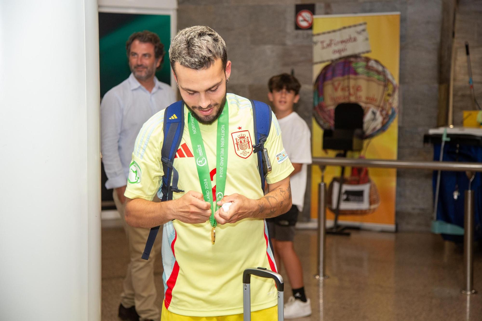 Llegada de David Mella a A Coruña tras proclamarse campeón de Europa sub 19