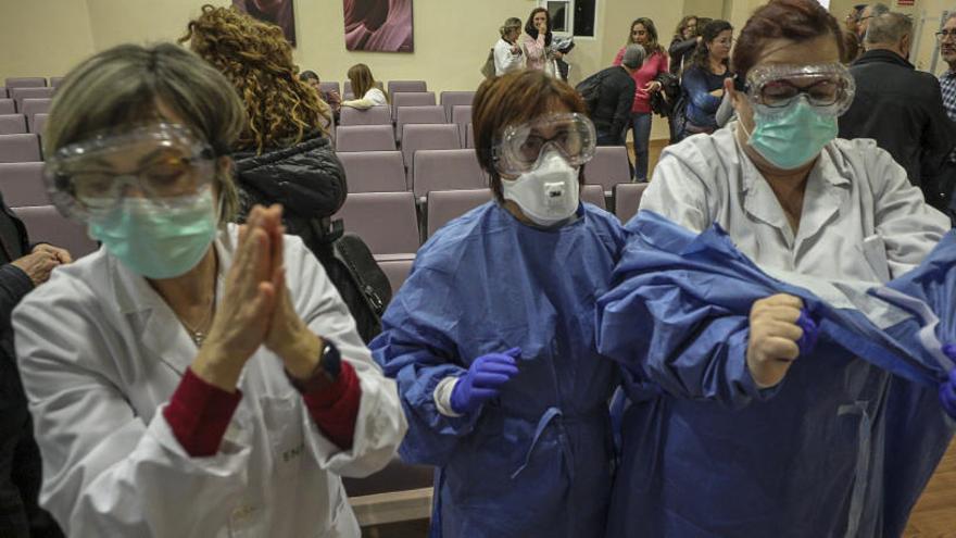 Los trajes y mascarillas que ha probado el personal médico en Elche en los últimos días