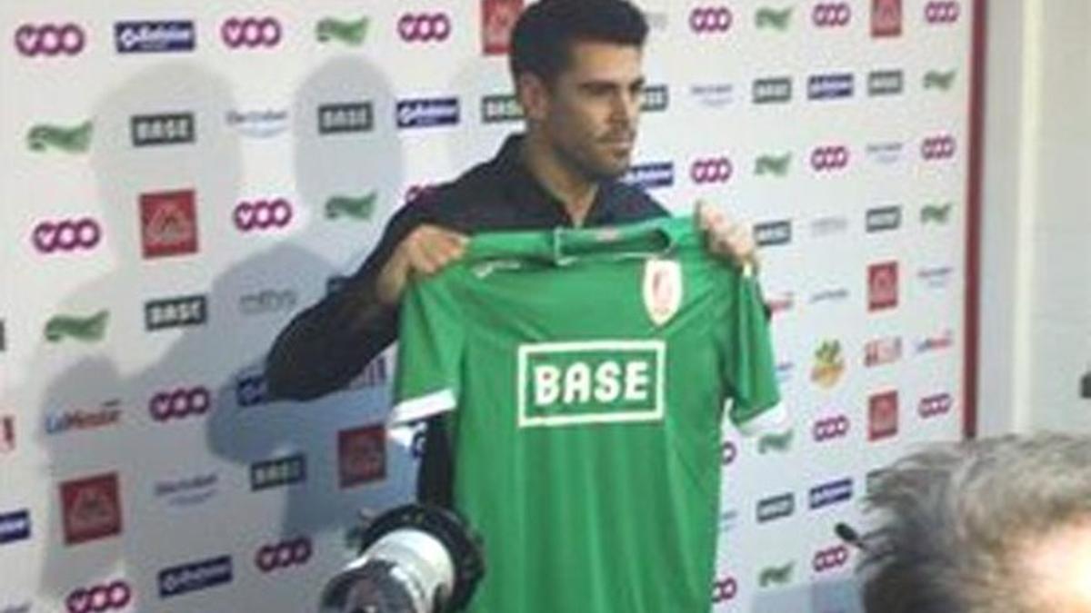 Valdés, posando con la camiseta de su nuevo equipo