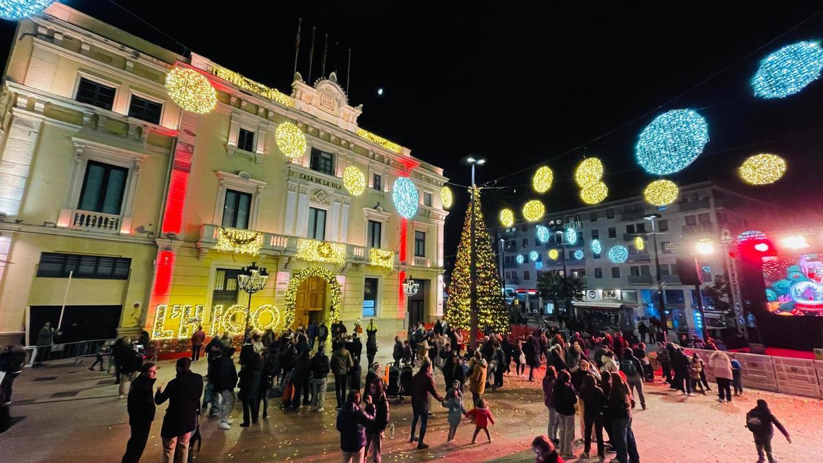La fachada del Ayuntamiento de L'Hospitalet, iluminada durante las navidades de 2025.