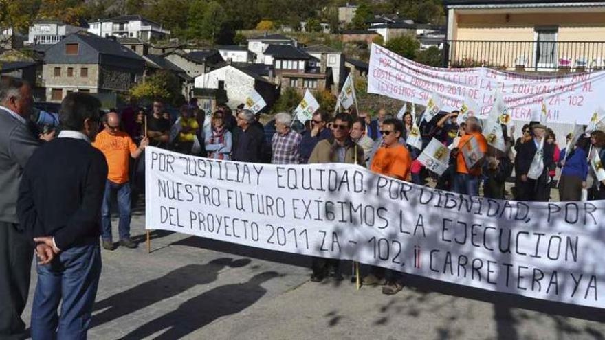 Los dirigentes de COAG Y UPA se dirigen a los concentrados ayer en Porto para reclamar una nueva carretera.