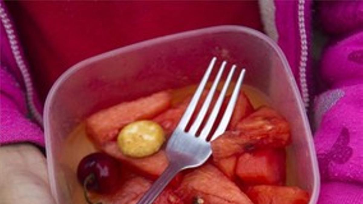 Un niño sostiene un plato de sandía