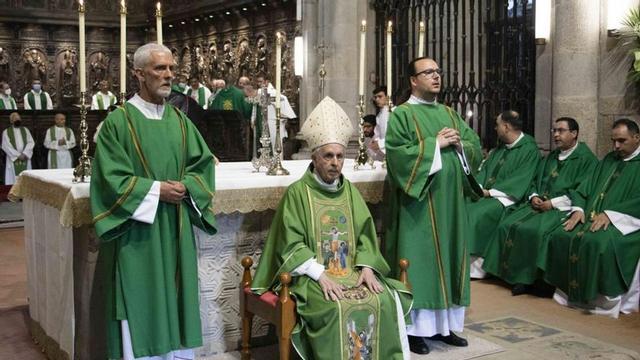 El obispo, durante
una misa en la
catedral de Tui.