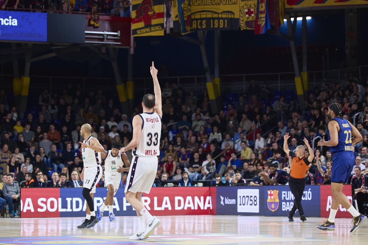 Mirotic celebra una canasta frente a la que fue su hinchada.