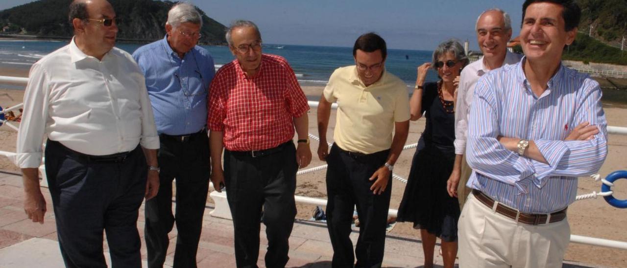 Por la izquierda, Salvador Ordóñez, Rafael Puyol, Gregorio Peces-Barba, Juan Vázquez, Zulima Fernández, Manuel Villa y Pedro González-Trevijano, en un paseo veraniego por Ribadesella. | LNE