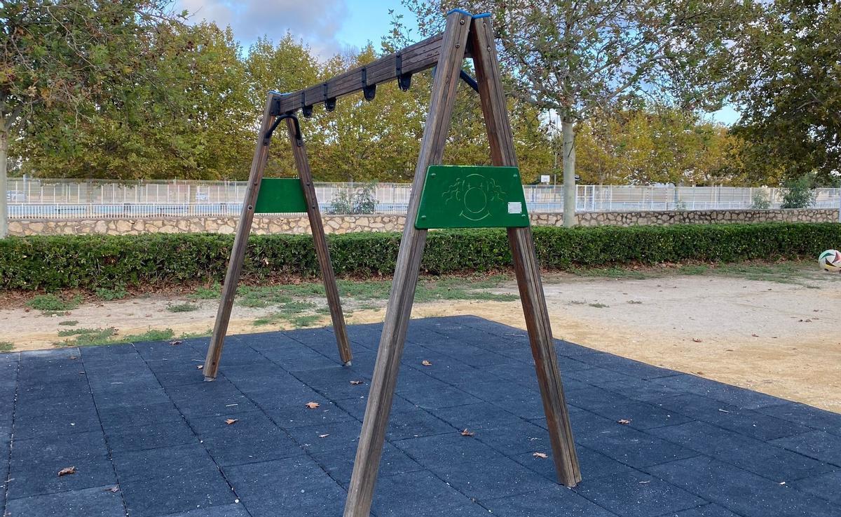 Un columpio del que solo queda la estructura: imposible balancearse
