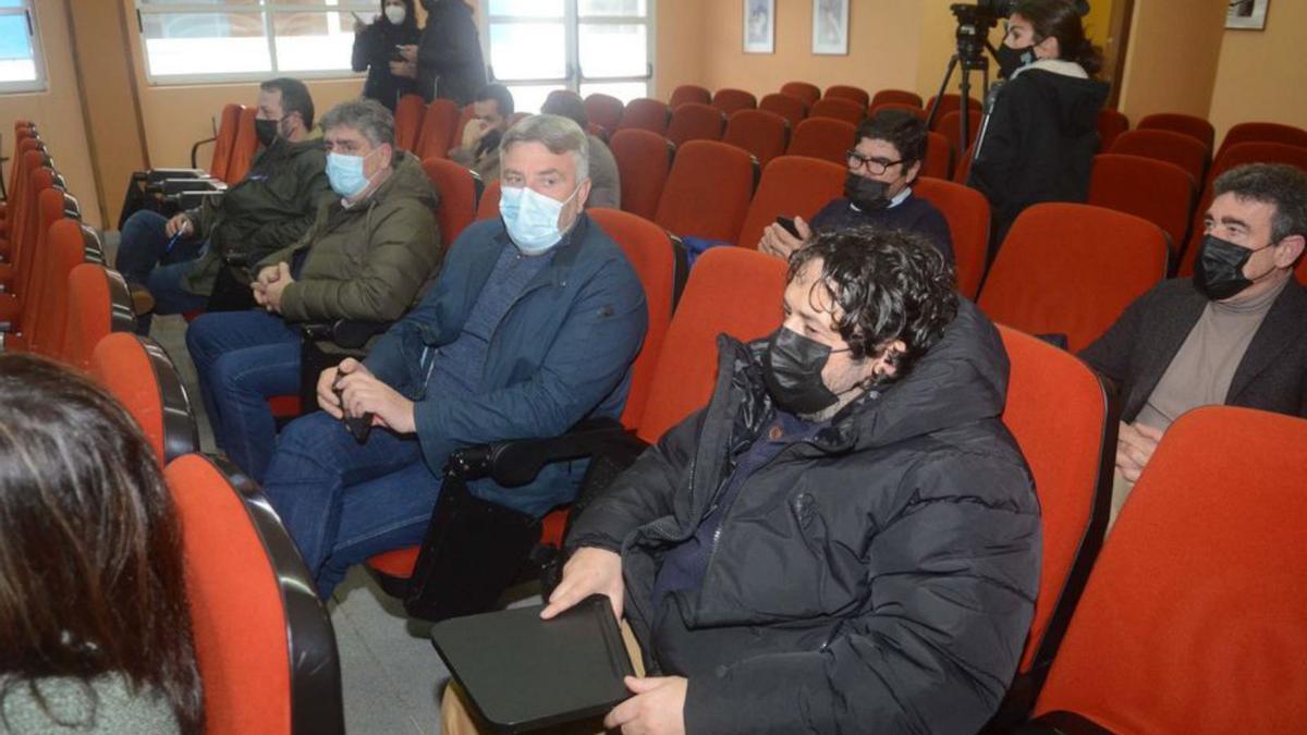 Ricardo Herbón, en el centro de la imagen, y otros representantes del sector del mar en el acto de presentación del proyecto. |  // NOÉ PARGA