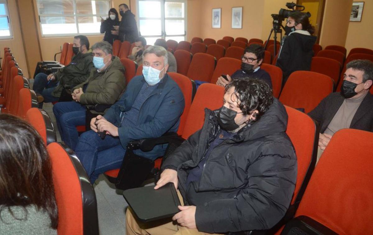 Ricardo Herbón, en el centro de la imagen, y otros representantes del sector del mar en el acto de presentación del proyecto. | // NOÉ PARGA