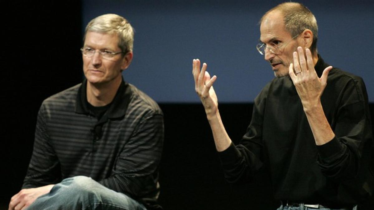 Tim Cook (izquerda), junto a un ya enfermo Steve Jobs, durante una rueda de prensa, en julio del 2010 en la sede de Apple en Cupertino.