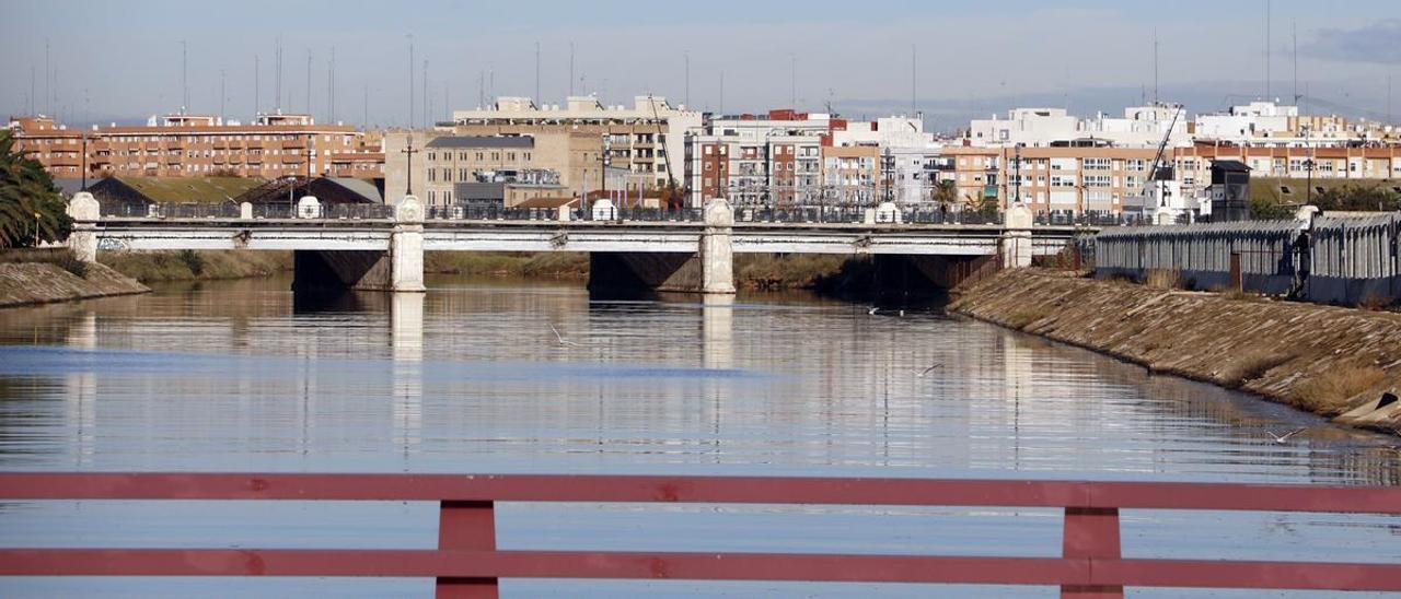 El puente de Astilleros histórico por el que circularán los tranvías de la L10