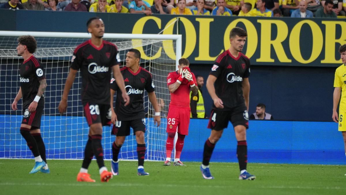 Los jugadores del Sevilla regresan a su campo después de anotar el 2-3