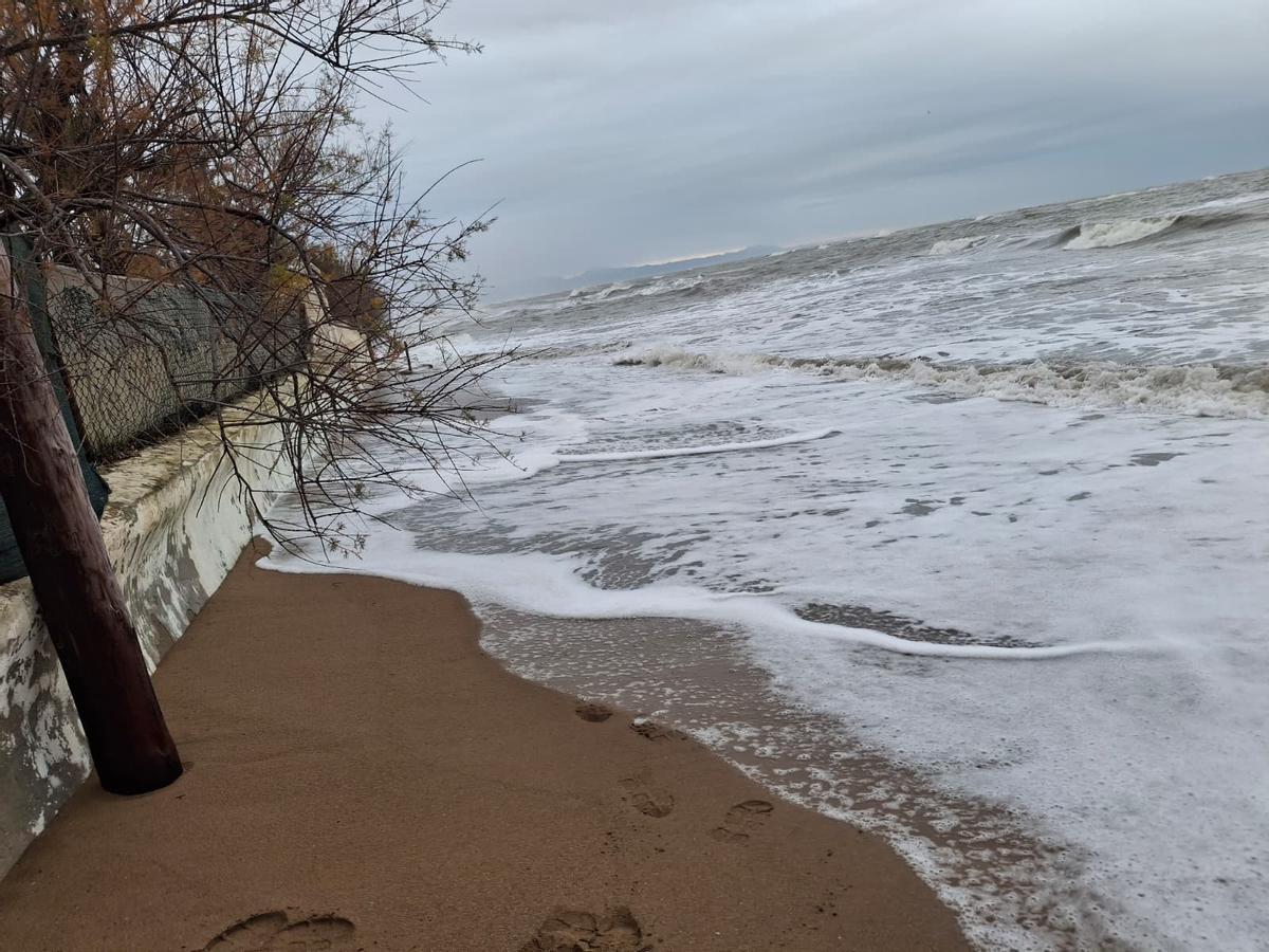 El estropicio del temporal Harry en las playas de Dénia y Xàbia (imágenes)
